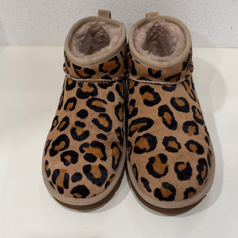 UGG WOMEN'S CALF HAIR LEOPARD ULTRA MINI BOOTIES BOOTS BLACK CHESTNUT LIKE New - Picture 3 of 7